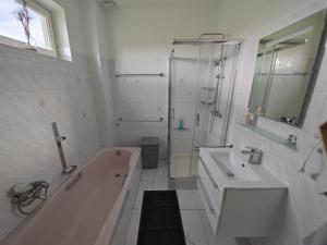 欧罗什哈佐Patyo Orosháza的白色的浴室设有浴缸和水槽。