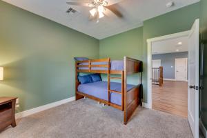 查尔斯湖Spacious Lake Charles Craftsman - Pet Friendly!的一间卧室配有双层床。