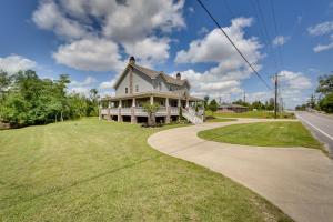 查尔斯湖Spacious Lake Charles Craftsman - Pet Friendly!的路边的房子