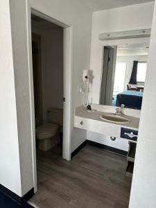 圣伊尼亚斯Bayside Inn的一间带水槽和卫生间的浴室