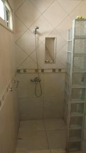 康考迪亚Home J y M的浴室里设有玻璃门淋浴
