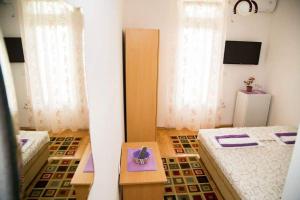 巴尔BOGUMILA的一间设有两张床和一张紫色盘子的桌子的房间