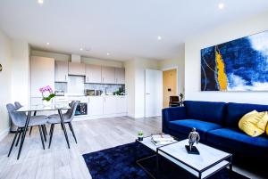 CheamHybrid Resi - Cheam, Sutton的客厅配有蓝色的沙发和桌子