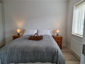 金塞尔Abbeyfort Kinsale的一间卧室,配有一张床,上面放着一碗水果