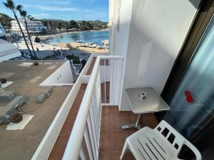 埃斯卡纳Apartamentos Playa Sol的阳台配有椅子,享有海景