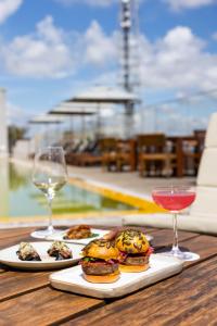 巴西利亚B Hotel Brasilia的两盘食物和一杯酒在桌上