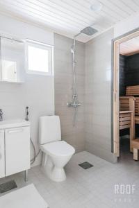 赫尔辛基100m2 moderni paritalo omalla pihalla Helsingissa的白色的浴室设有卫生间和淋浴。
