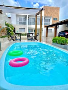 阿拉卡茹Suite Top, piscina, wifi 300mb, 100m da PRAIA的游泳池里有两个飞盘