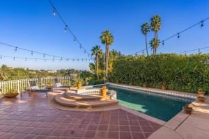洛杉矶Stradella的一个带喷泉和棕榈树的游泳池