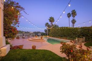 洛杉矶Stradella的后院设有游泳池和一串灯光