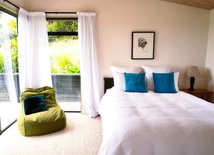 Whangarei HeadsTe Huia的一间卧室设有一张床和一个大窗户