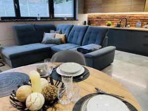 希莱辛Balans nad Jeziorem的客厅配有蓝色的沙发和桌子