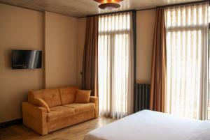 伊斯坦布尔Taksimbul Design Hotel的一间卧室配有一张床、一把椅子和电视
