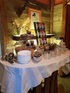 绍萨尔地区基策克Weingut Reiterer的桌上放有盘子和碗的食物