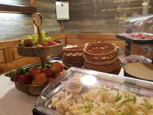 绍萨尔地区基策克Weingut Reiterer的自助餐,包括桌上的水果和蔬菜