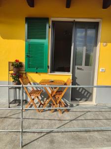 SovioreIl Giardino dei Pavoni的坐在房子外的一对椅子