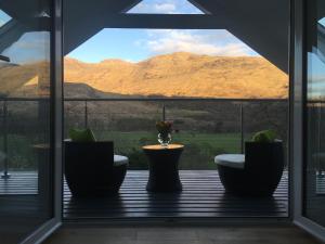 AppinInvercreran Lodge Luxury Bed & Breakfast的客房透过窗户可欣赏到山景