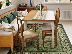 GagnefHoliday home GAGNEF的一间位于地毯上的带桌椅的用餐室