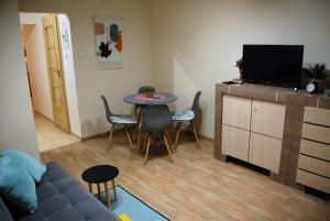 格涅兹诺Apartament Juliusz的客厅配有沙发和桌椅