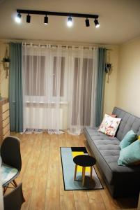 格涅兹诺Apartament Juliusz的客厅配有沙发和桌子