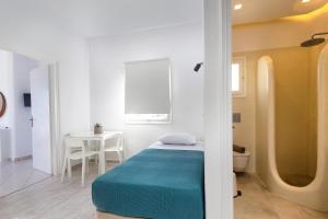 德里奥斯大海海滨公寓酒店的一间小卧室,配有一张床和一张桌子
