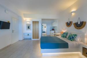 德里奥斯大海海滨公寓酒店的一间卧室设有一张床和一间客厅。