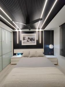 阿尔梅利马Bungalows del Golf Almerimar的一间卧室设有一张大床和黑色天花板