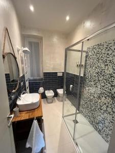 的里雅斯特Santorio 5 Apartment的带淋浴、盥洗盆和卫生间的浴室