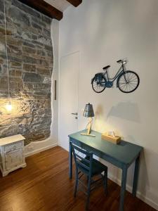 的里雅斯特Santorio 5 Apartment的一张桌子,上面挂着一辆自行车