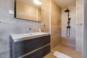 扎达尔Hotel Sky的一间带水槽和淋浴的浴室