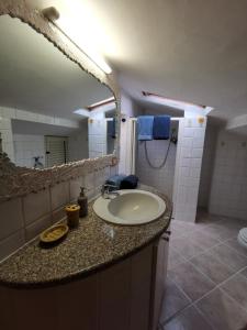 圣特雷莎加卢拉Appartamento La Terrazza al Gallo di Gallura的一间带水槽和镜子的浴室
