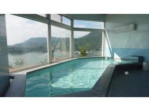 IkedaKokuminshukusha Shodoshima - Vacation STAY 59358v的享有水景的大型游泳池