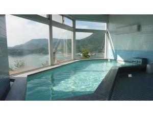 IkedaKokuminshukusha Shodoshima - Vacation STAY 59346v的享有水景的大型游泳池