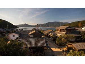 IkedaKokuminshukusha Shodoshima - Vacation STAY 59365v的享有小镇的空中景致,设有房屋和湖泊