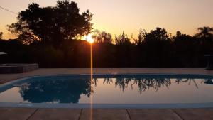 索科罗Chácara meu doce的享有日落背景的游泳池