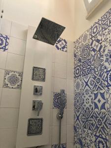 玛丽娜塞拉伊尔瓦赛罗酒店的浴室的墙壁上铺有蓝色和白色的瓷砖。