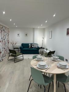 伦敦Gorgeous New 2 Bed Flat - 2 August House的客厅配有桌椅和沙发