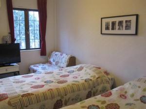 日光Nikko Park Lodge - Vacation STAY 15302v的一间卧室配有一张床和一把椅子