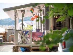 日光Nikko Park Lodge - Vacation STAY 15302v的一个带桌子和热气球的门廊