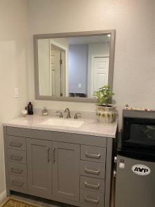 洛杉矶Small Private Room in Los Angeles wIth Free Strong WIFI!!!的一间带水槽和镜子的浴室