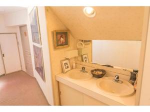 日光Nikko Park Lodge - Vacation STAY 15253v的浴室设有2个水槽和镜子