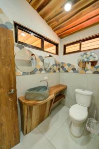 萨玛拉Sámara Tarantela Houses, Casa Bambú的一间带卫生间和水槽的浴室