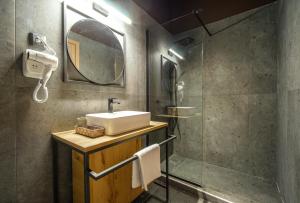 雅典Karma Athens II的一间带水槽和淋浴的浴室