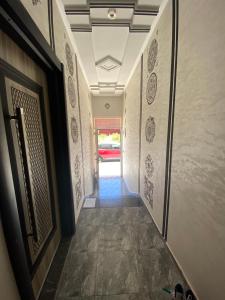 布兹尼盖Bouznika的走廊通往带门的房间