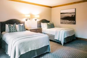 纳帕纳帕河旅馆的酒店客房设有两张床和两盏灯。