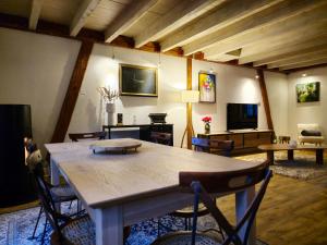 利克维La Maison Rouge Au coeur de la ville.的客厅配有大型木桌和椅子