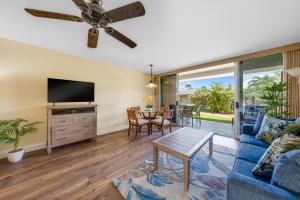 卡哈纳Maui Eldorado E106的客厅配有蓝色的沙发和吊扇