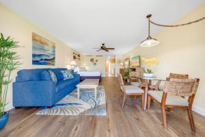 卡哈纳Maui Eldorado E106的一间带蓝色沙发的客厅和一间用餐室