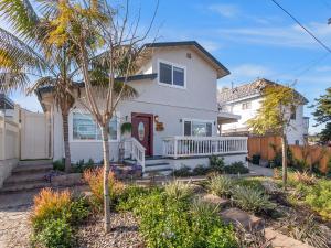 圣地亚哥Beach Essentials&bikes - Backyard&patios的院子里的白色房子,有棕榈树