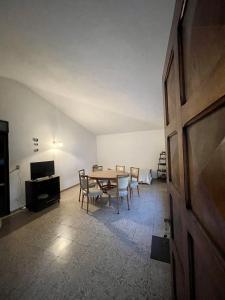 维拉卡洛斯帕兹Casa Rustica的一间带桌椅的用餐室